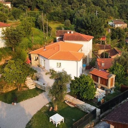 A Casa Com 2 Pereiras Bed & Breakfast Terras de Bouro Eksteriør bilde