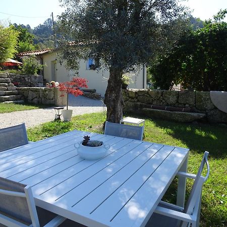 A Casa Com 2 Pereiras Bed & Breakfast Terras de Bouro Eksteriør bilde