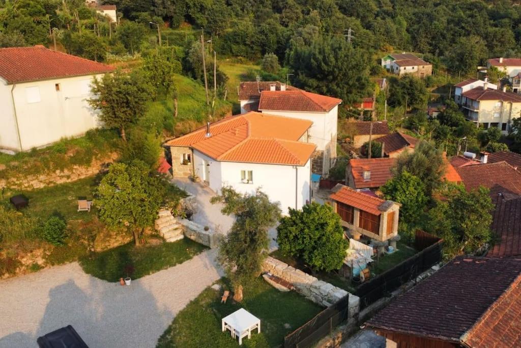 A Casa Com 2 Pereiras Bed & Breakfast Terras de Bouro Eksteriør bilde